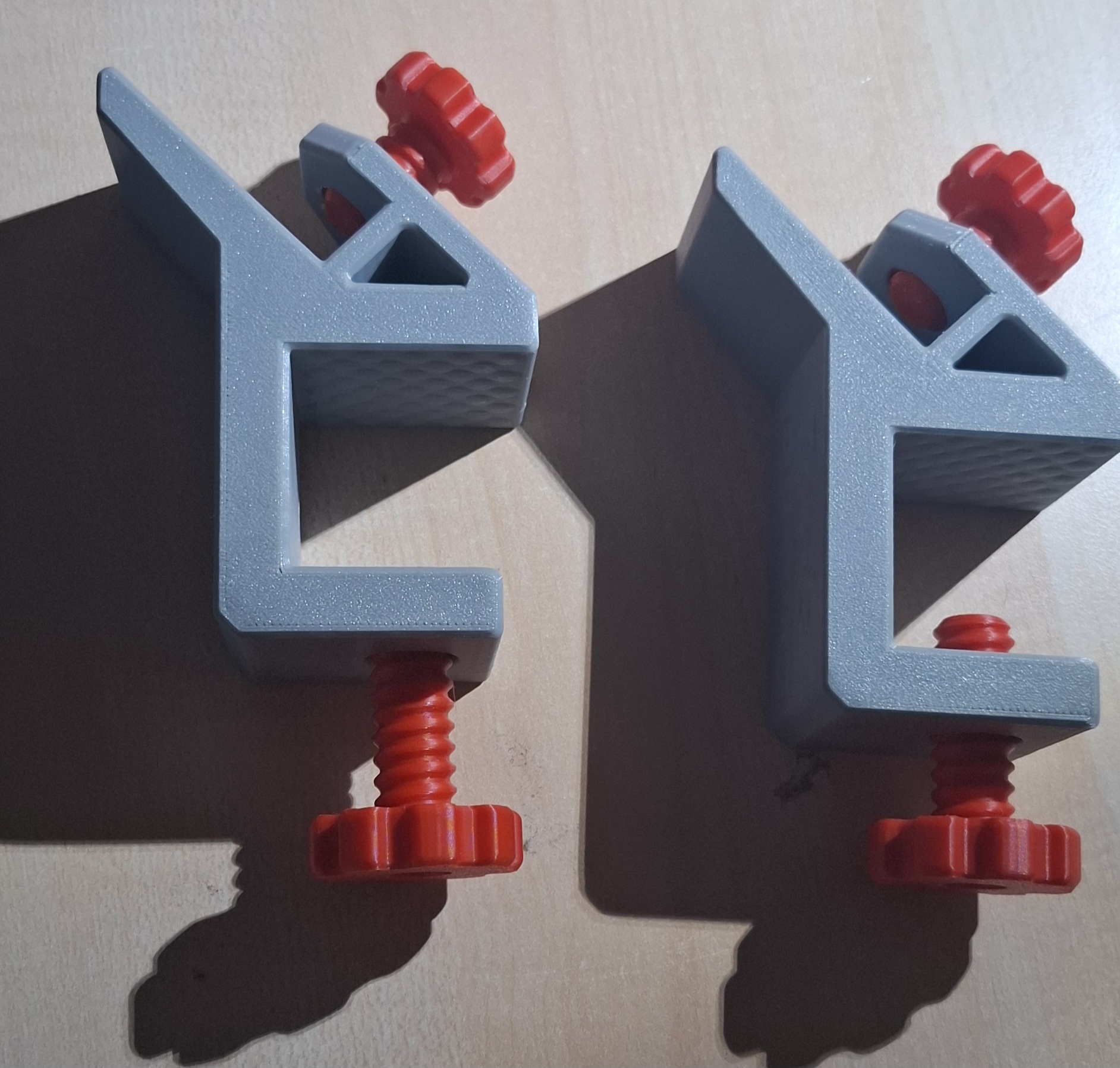 Asztali lapfogó csavaros